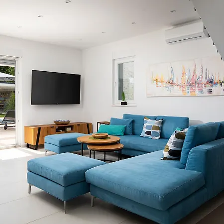 Villa Unica For 8 People In Istra, Very Quiet And Luxurious Retreat Only 15 Minutes From Azure Blue Sea *