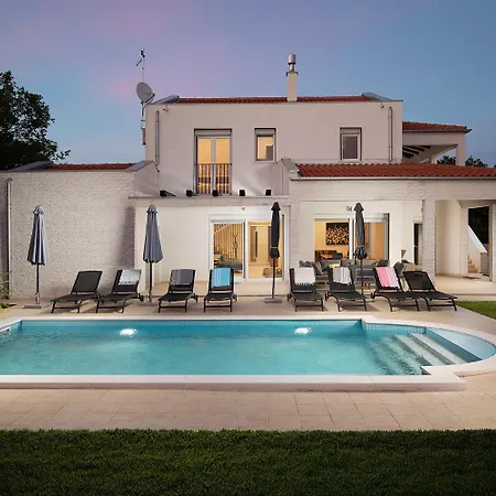 Villa Unica For 8 People In Istra, Very Quiet And Luxurious Retreat Only 15 Minutes From Azure Blue Sea