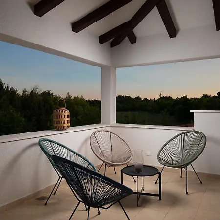 Villa Unica For 8 People In Istra, Very Quiet And Luxurious Retreat Only 15 Minutes From Azure Blue Sea Jursici